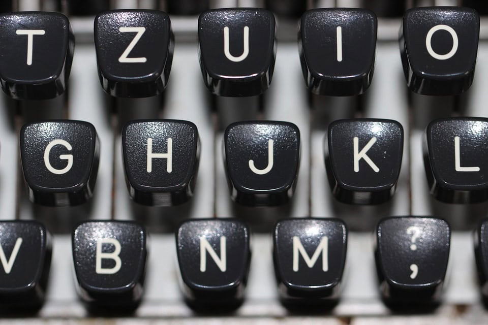 Máquina de escribir que representa una agencia especializada en comunicación de prensa