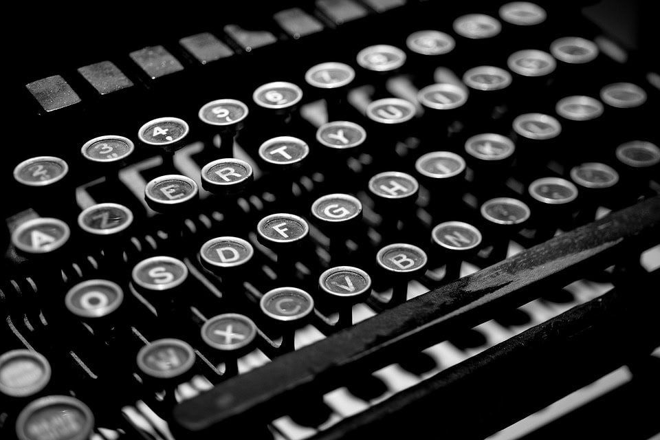 Máquina de escribir que representa la construcción de un ángulo editorial