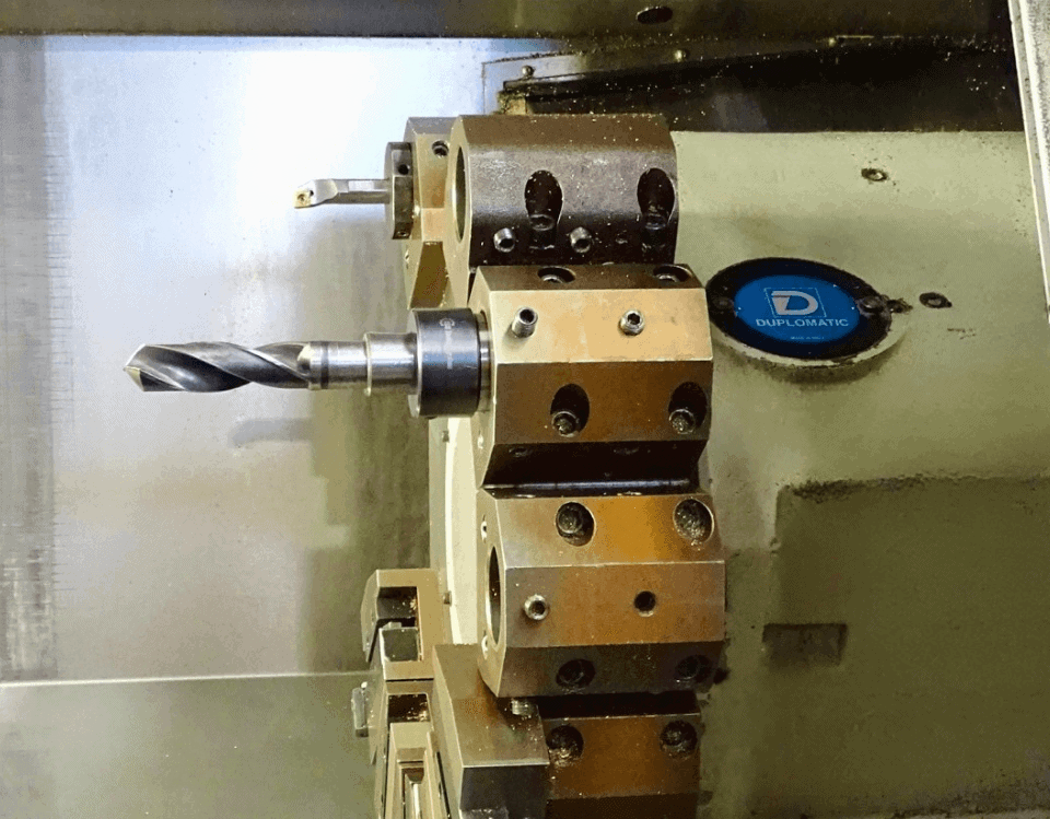 Máquina CNC realizando el mecanizado de una pieza metálica en un taller industrial
