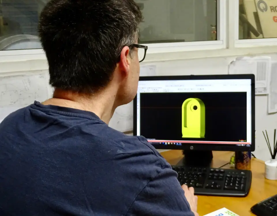 Proceso de fabricación de un prototipo industrial en un centro de mecanizado