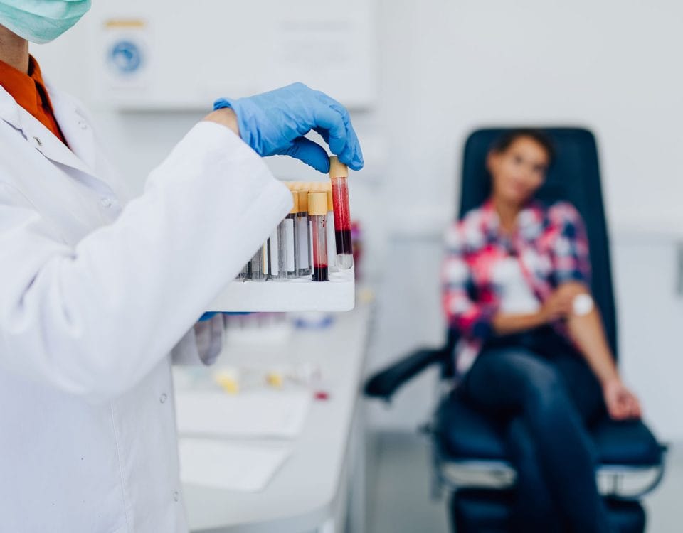 Invaziv olmayan prenatal test (NIPT), gebelik sırasında kullanılan bir genetik tarama testidir. Bu test, anne kanından alınan bir örnekle gerçekleştirilir ve bebeğin genetik materyalini analiz ederek kromozomal bozuklukları tespit etmeye çalışır.