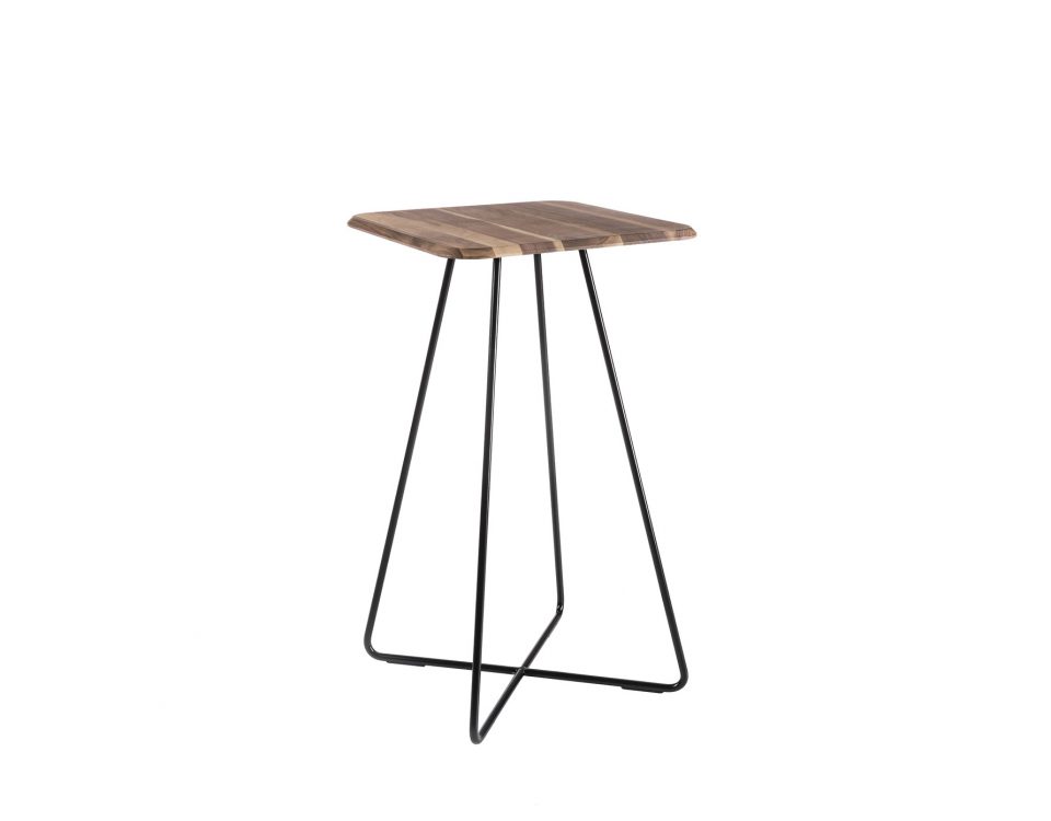 Tavolino alto con il piano in metallo verniciato è coperto da un altro piano impiallacciato in legno noce canaletto. Scopri di più su Altek Italia Design.