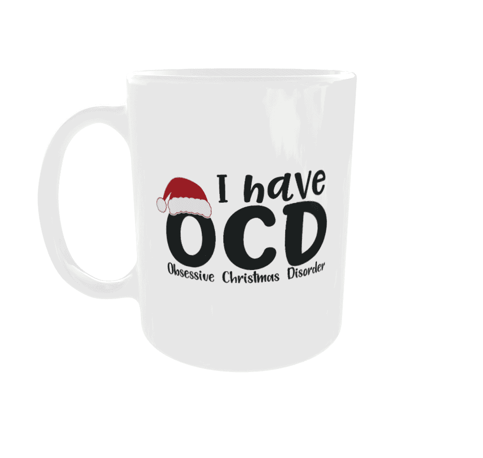 Een witte kerstmok met grappige tekst en Santa hoed, perfect voor kerstcadeaus.