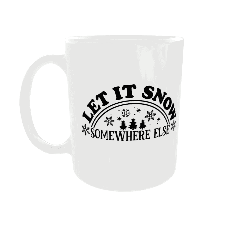 Witte mok met kerstmotivatie en tekst 'Let it Snow' en 'Somewhere Else' in zwart, met sneeuwvlokken en dennenbomen, feestelijk design.