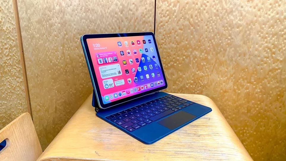 iPad Pro 2021 и iPad Air 4: в чём разница и что лучше купить? 8 У iPad Air 4 сканер отпечатков пальцев встроен в кнопку блокировки