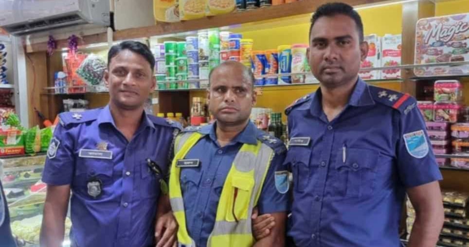 নরসিংদীতে আসল পুলিশের হাতে ভূয়া পুলিশ আটক