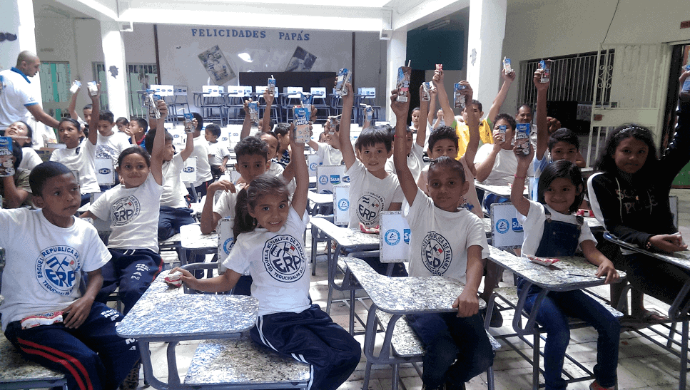 100 Pupitres Para La Escuela República De Panamá