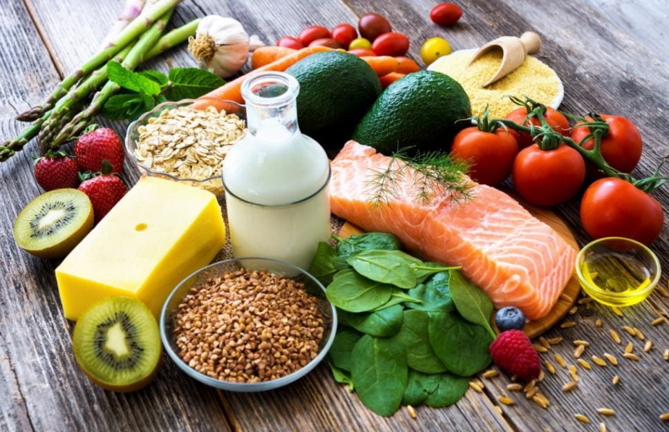 Самыми полезными продуктами для снижения риска инсульта являются Апельсиновый сок, Грецкие орехи, Клубника, Молочные продукты, Чай, Темный шоколад, Рыба и моллюски Самыми полезными продуктами для снижения риска инсульта являются Апельсиновый сок, Грецкие орехи, Клубника, Молочные продукты, Чай, Темный шоколад, Рыба и моллюски
