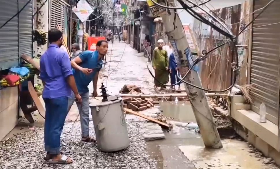কেরানীগঞ্জের মডেল টাউনে বড় দুর্ঘটনা থেকে রক্ষা: ড্রেন নির্মাণকালে হেলে পড়ল বিদ্যুতের খুঁটি
