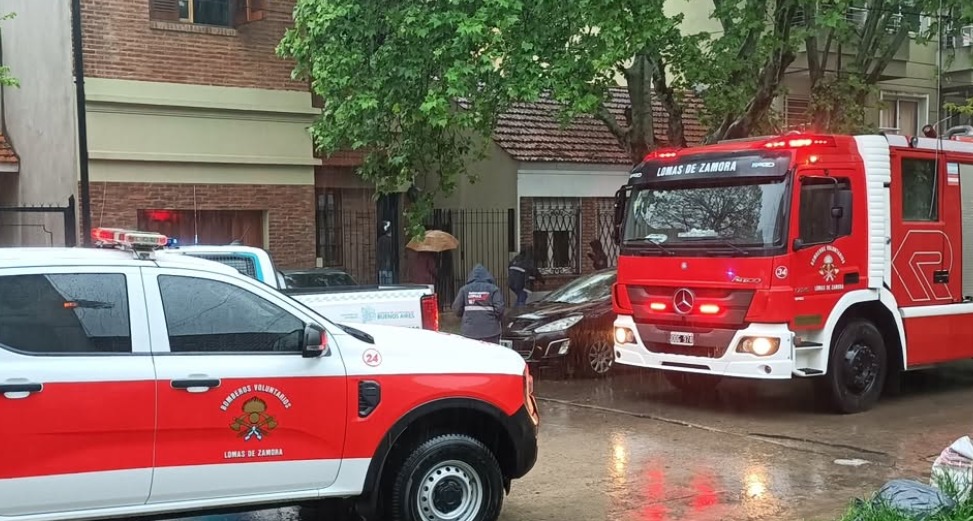 En este momento estás viendo Un rayo cayó sobre una casa en el centro de Lomas y provocó un incendio