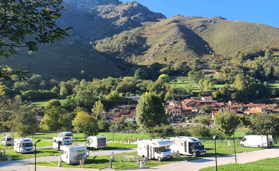 Camping en Asturias, parcelas de autocaravanas con vistas a la montaña
