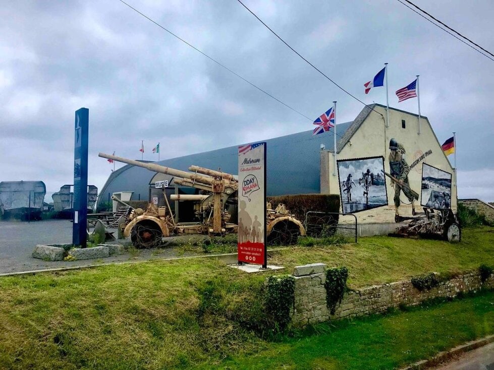 Tank entreposé à l'extérieur du musée. Pièce de la collection Brissard, des milliers d'objets à découvrir au DDAY OMAHA Musem, musée sur la Seconde Guerre Mondiale et le débarquement en Normandie