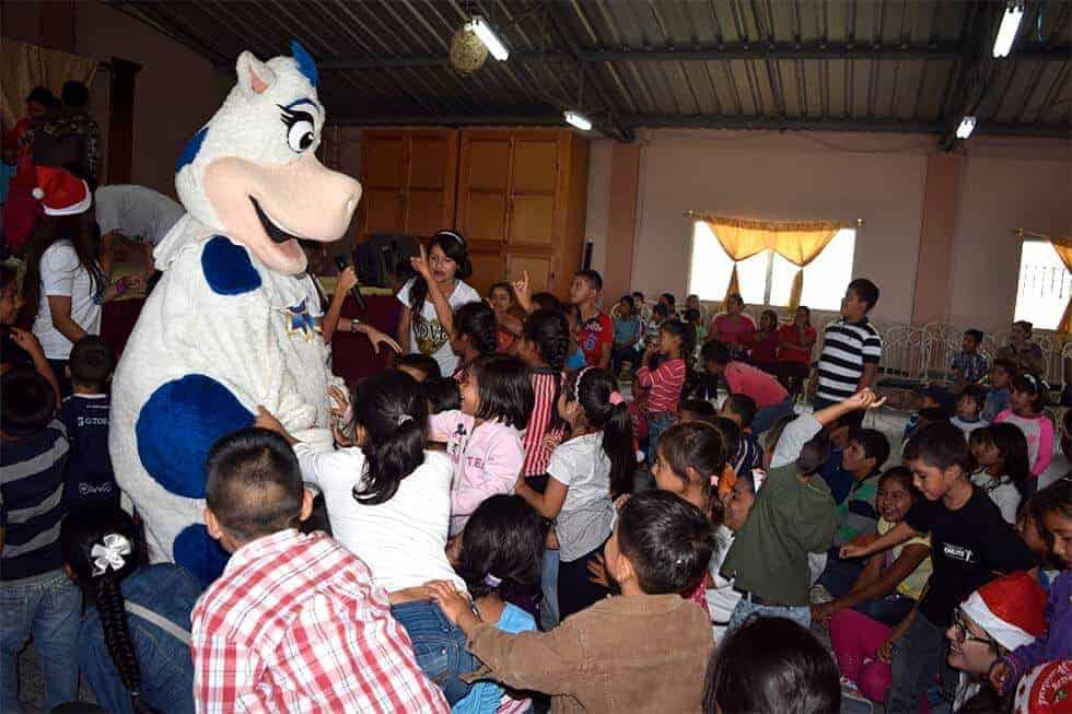 Los niños adoran pasar tiempo con la Vaquita Sula