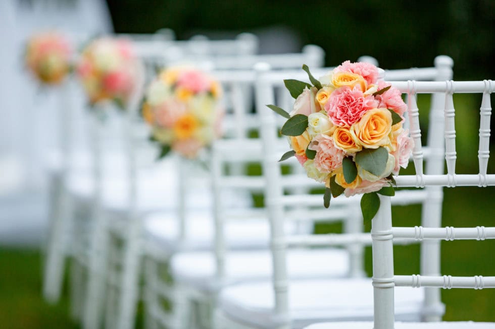 Corona boda gratis ceremonia de boda sillas chiavari blancas con decoración floral