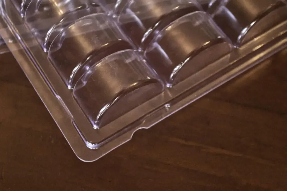 Tab for opening macaron package