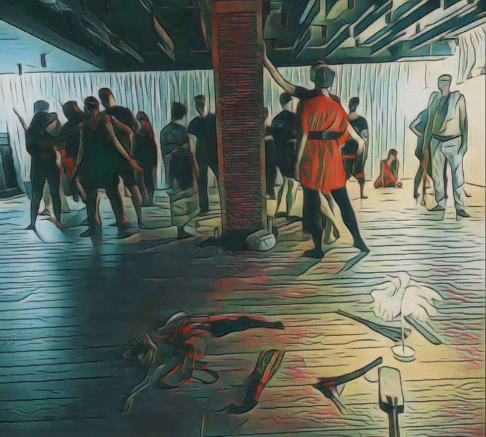 Účastníci stojí, tančí a dýchají, aby se rozehřáli a naladili.