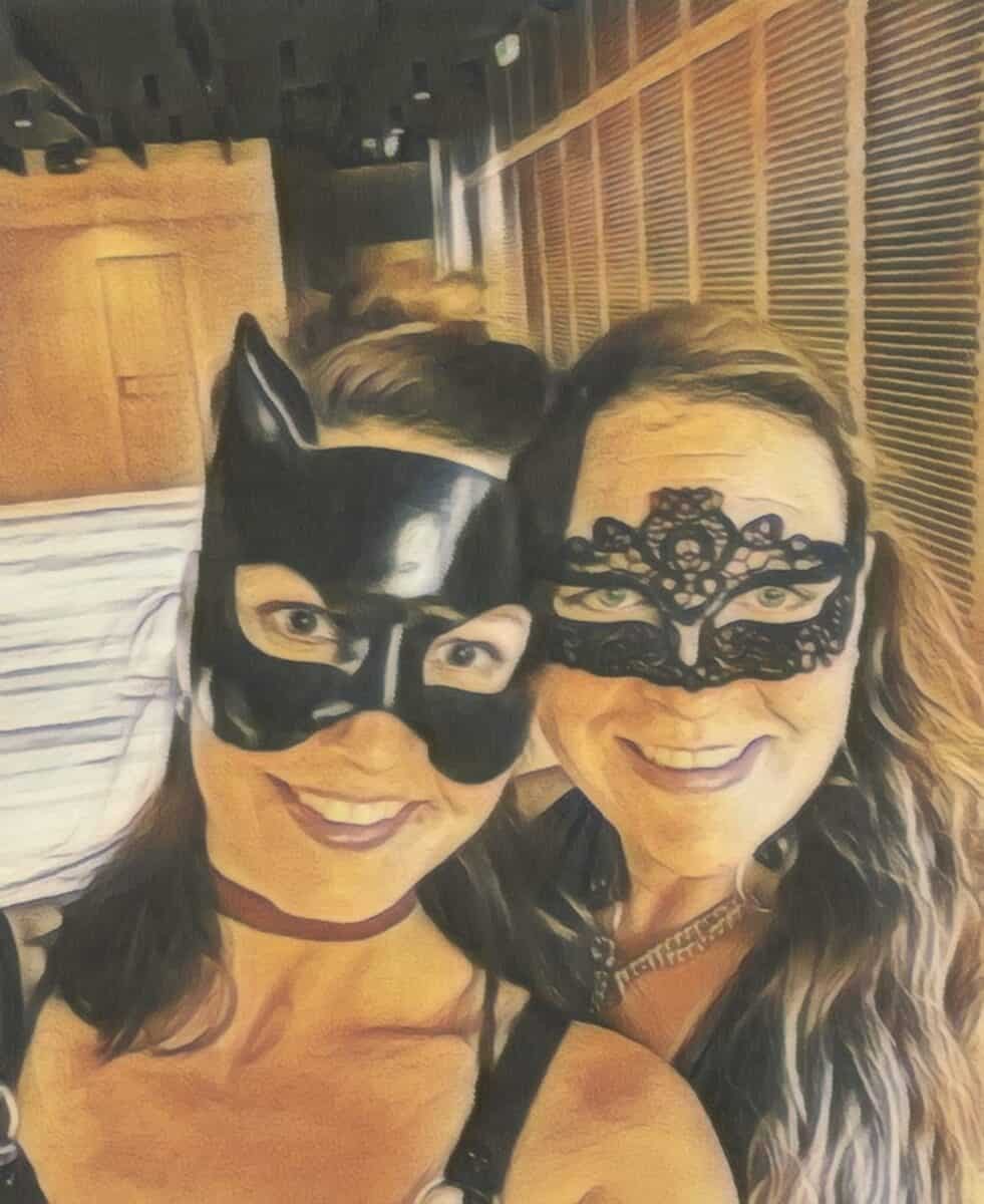 Dvě ženy v maskách se dívají do objektivu