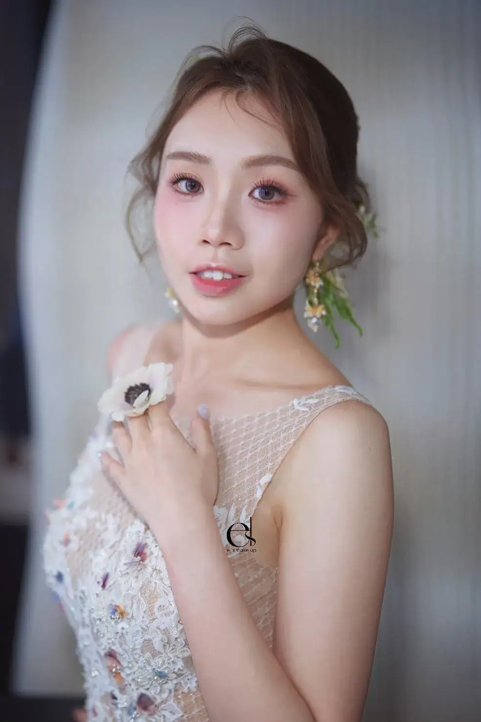 鮮花髮型設計班 6 正面半身像:新娘穿薄紗蓬袖禮服,髮側垂掛紫色花環,表情自然微笑,整體造型夢幻優雅。