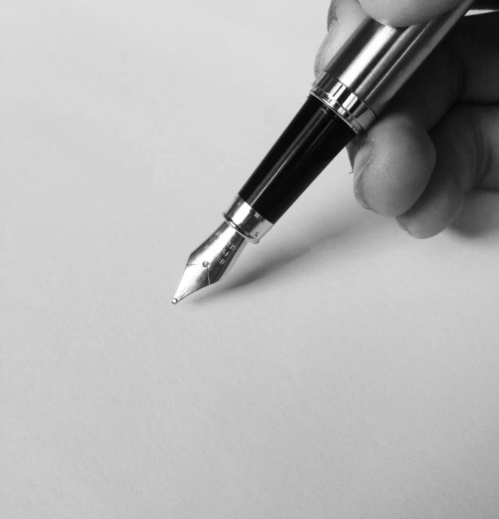 Pluma estilográfica que representa la evaluación editorial de una agencia de prensa