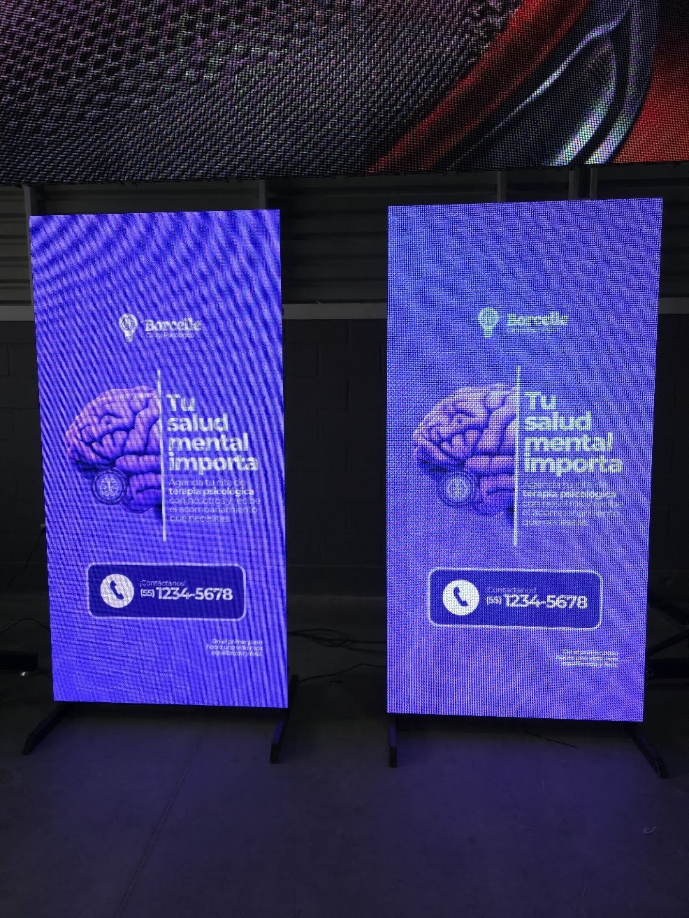 Par de tótems LED P2.6 de 1 × 2 m sobre pedestal de acero