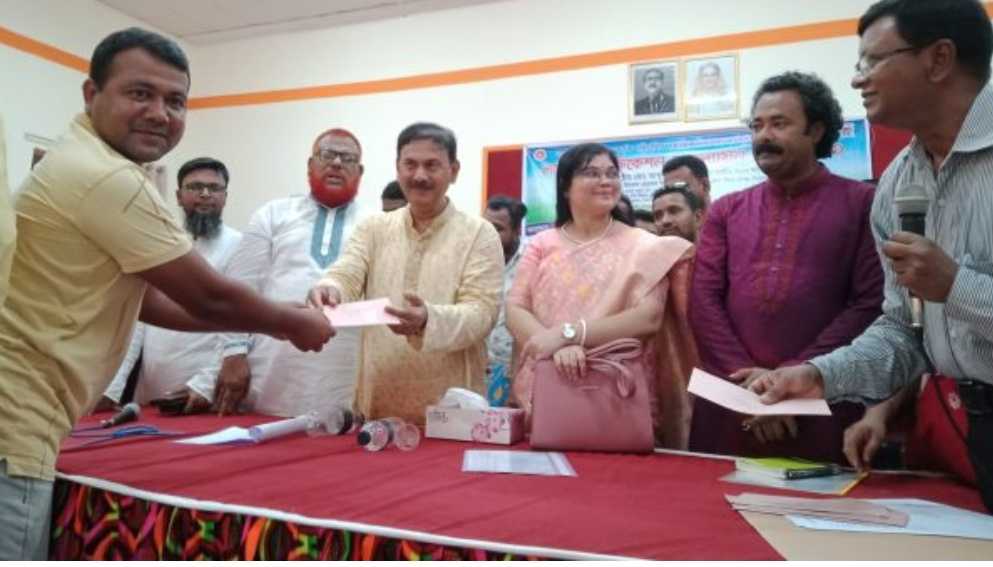 রায়গঞ্জে ষ্ট্রিপ বাগানের উপকারভোগিদের মাঝে লভ্যাংশের চেক বিতরণ