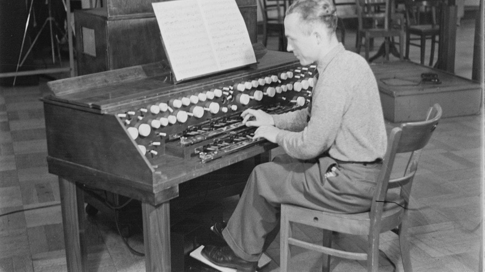 Oskar Sala spielt das Trautonium (Foto: Deutsches Rundfunkarchiv Frankfurt / Valentin Kubina)