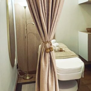 Imagen de la puerta de cabina de tratamientos faciales y corporales