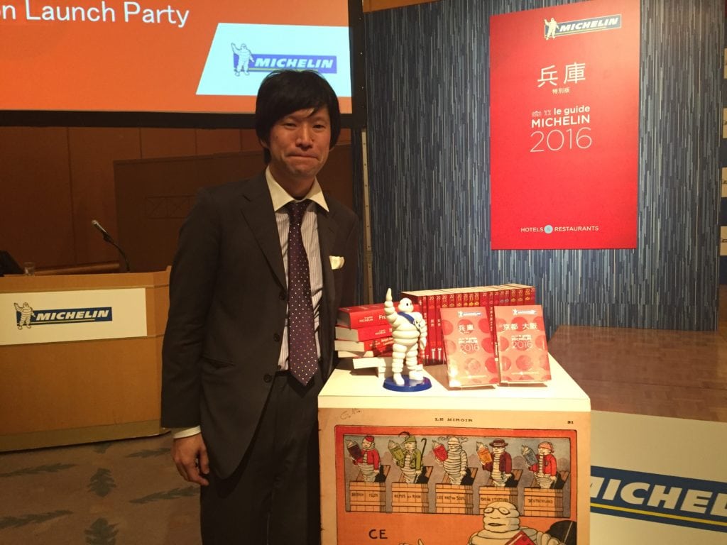 ミシュランガイド兵庫2016特別版の発表会場に立つ店主・鴻谷佳彦