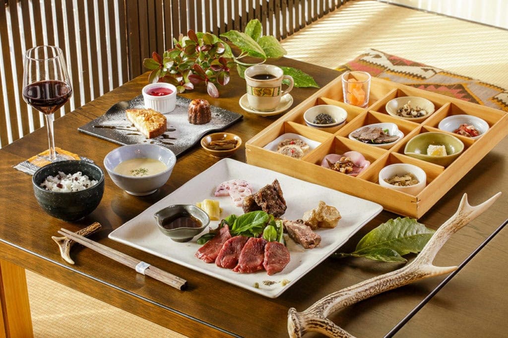 料理を囲み、人が集う無鹿リゾートの食卓