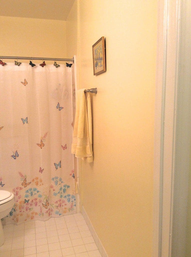 IMG 2014 How to create a small bathroom makeover Glamorized for mom MyFixitUpLife Small bathroom mom before MyFixitUpLifeIMG 2014