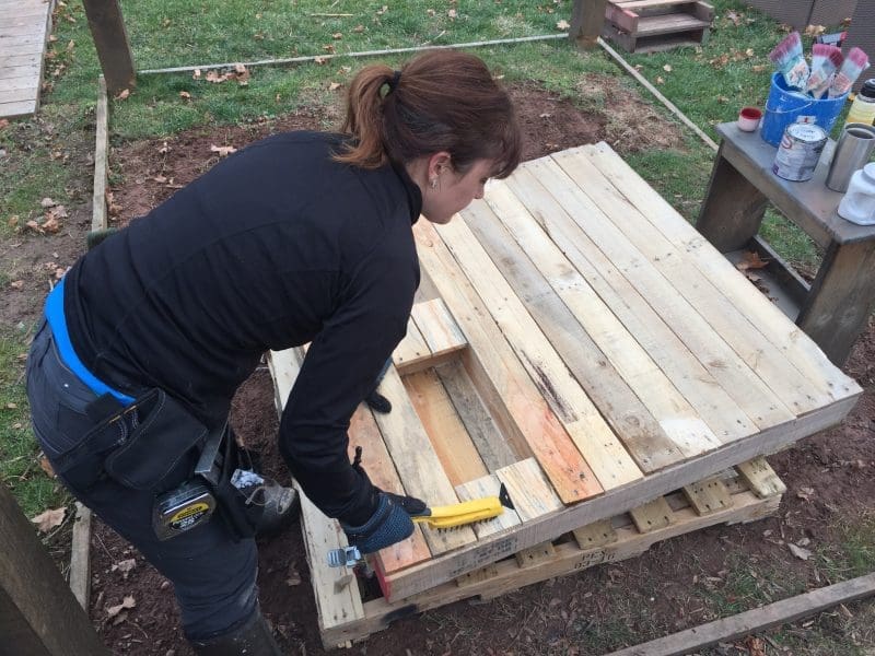 MyFixitUpLife Pallet Table DIY jpg5242 MyFixitUpLife Pallet Projects DIY this rolling pallet tablecoolerplanter MyFixitUpLife MyFixitUpLife pallet projects