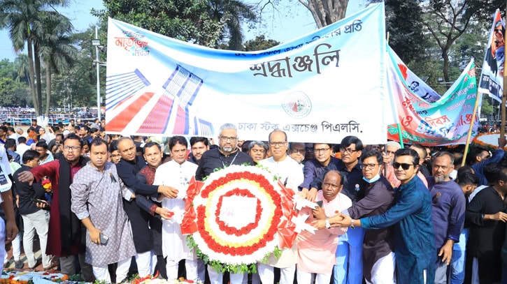 কেন্দ্রীয় শহীদ মিনারে পুষ্পার্ঘ্য অর্পণ ডিএসই’র
