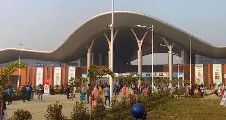 ছুটির দিনে বাণিজ্য মেলার স্টলে স্টলে ক্রেতা-দর্শনার্থীর ভিড়