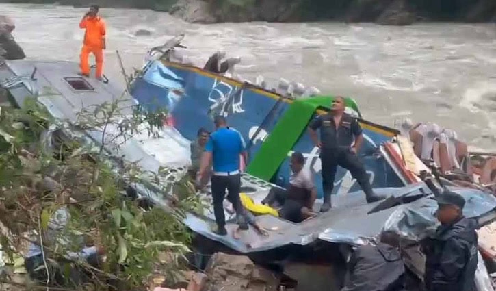 নেপালে ভারতীয় যাত্রীবোঝাই বাস নদীতে, নিহত ১৪