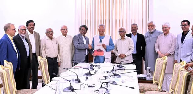 জাতীয় ঐকমত্য কমিশনের সুপারিশপত্র প্রধান উপদেষ্টার হাতে হস্তান্তর