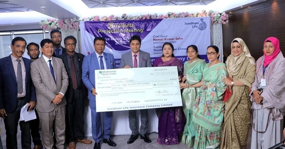 সন্ধানী লাইফ ইন্স্যুরেন্সের গ্রাহককে মেয়াদপূর্তির চেক প্রদান