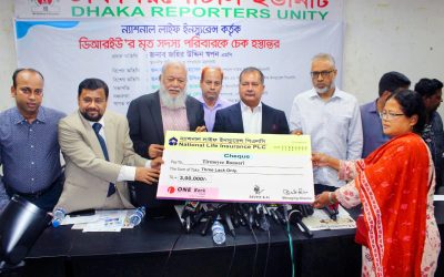 ডিআরইউর প্রয়াত সদস্যদের বীমা দাবির চেক দিল ন্যাশনাল লাইফ