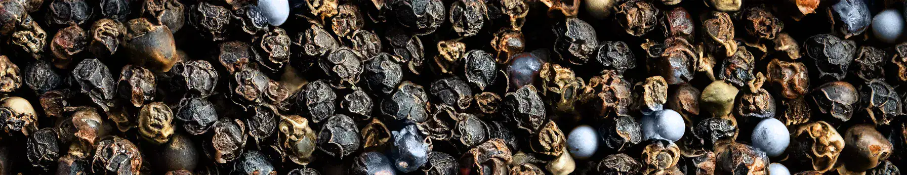 Black Pepper note – sharp, spicy aroma that energizes and adds vibrant warmth to the top notes