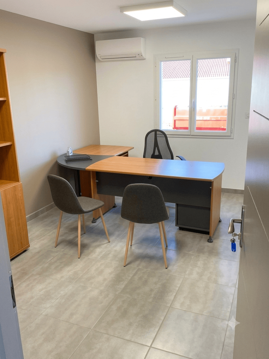 Bureau privatif meublé à louer avec vue sur rue, grand tableau moderne et deux chaises en bois clair.