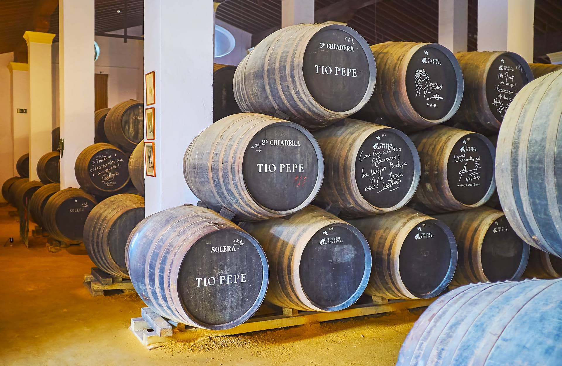 ВИННЫЕ БОЧКИ СЛОЖЕННЫЕ РЯДАМИ БОДЕГЕ ХЕРЕСА