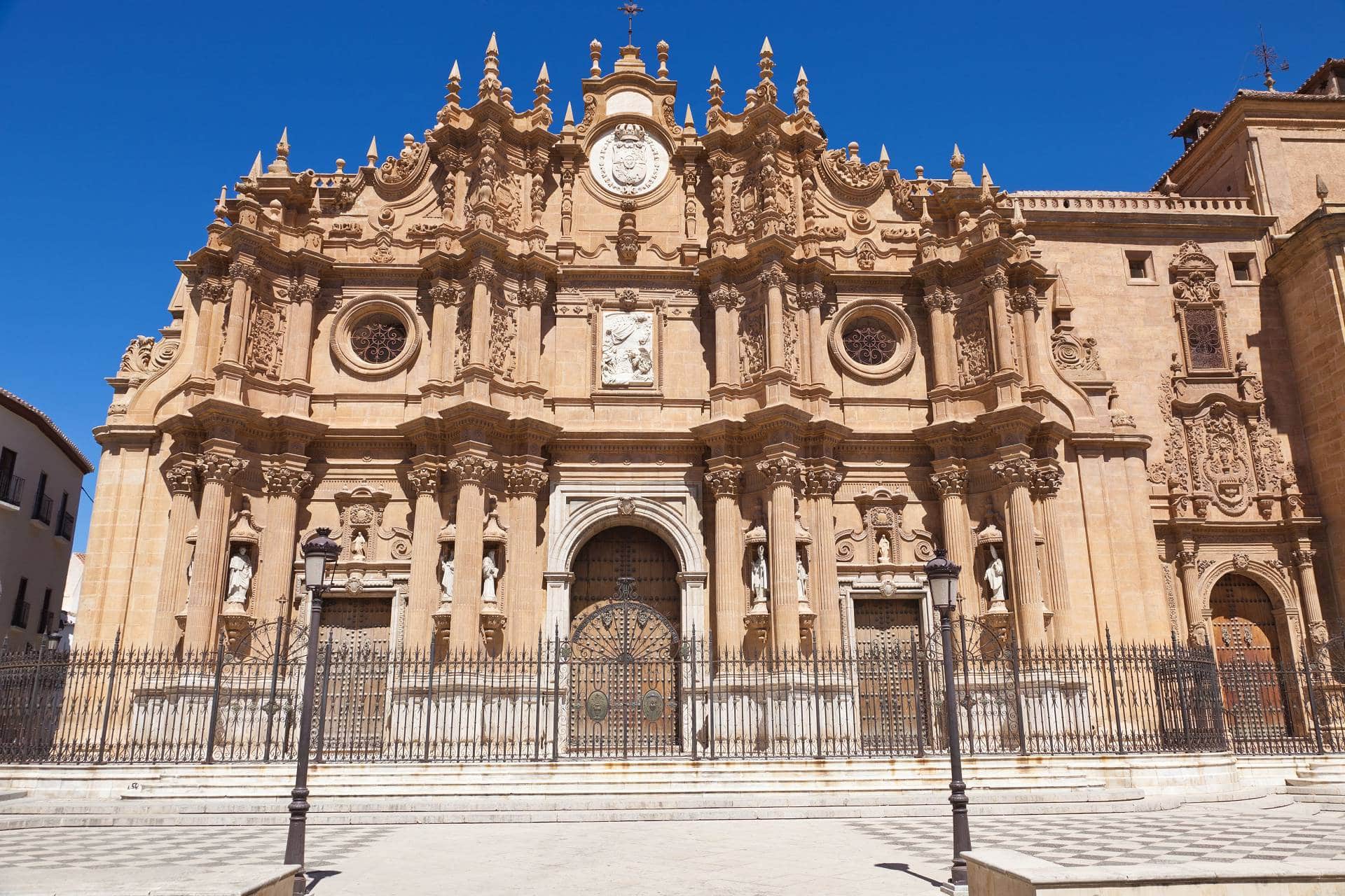 ФРОНТАЛЬНЫЙ ВИД НА ФОСАД СОБОРА В ГРАНАДЕ