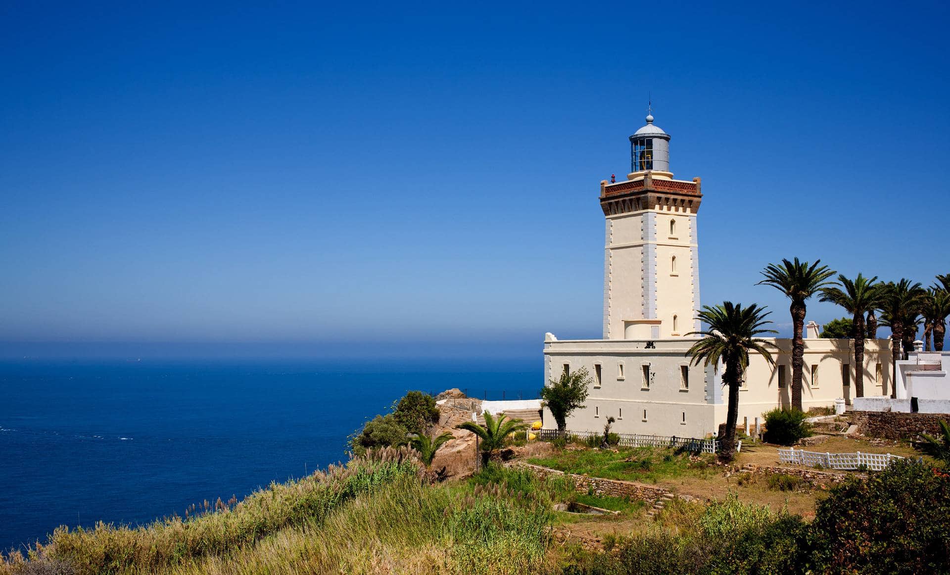 МАЯК С ПАЛЬМАМИ И ВИД НА ГИБРАЛТАРСКИЙ ПРОЛИВ ИЗ ТАНЖЕР