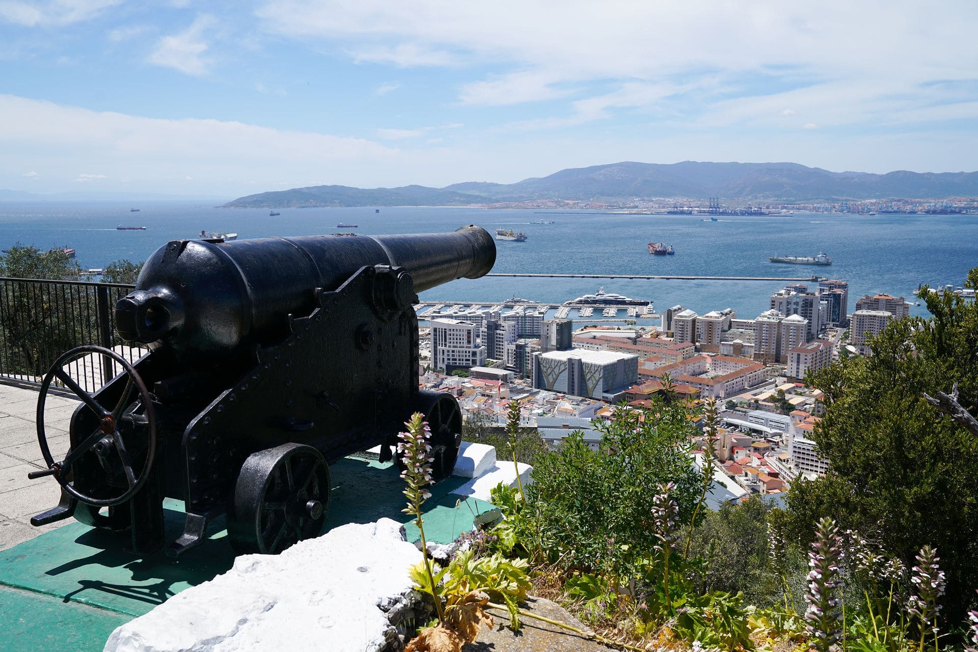 СТАРАЯ ПУШКА НАЦЕЛЕННАЯ НА ИСПАНИЮ ИЗ ГИБРАЛТАРА
