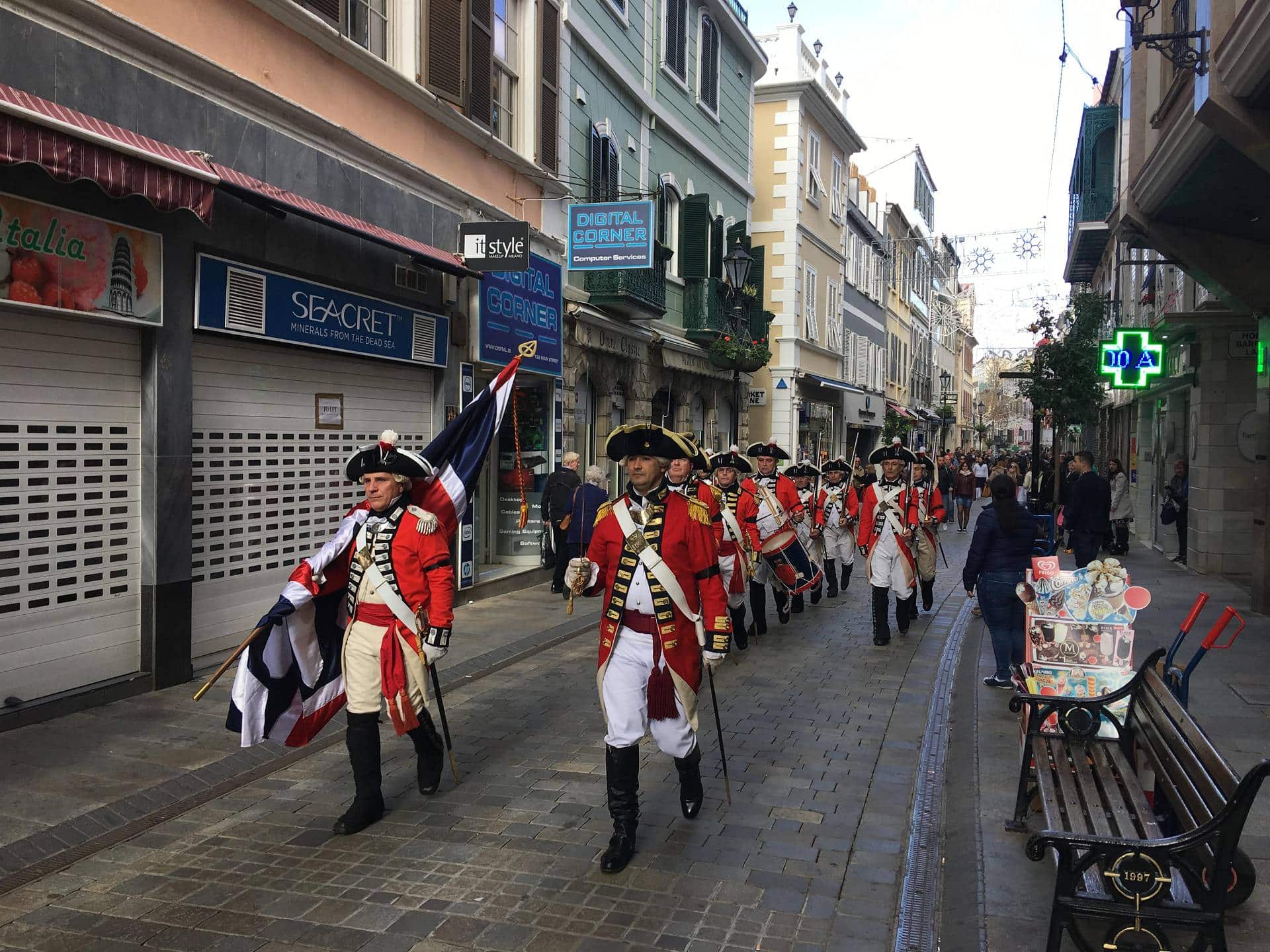 СОЛДАТЫ МАРШИРУЮТ ПО УЛИЦЕ В ГИБРАЛТАРЕ