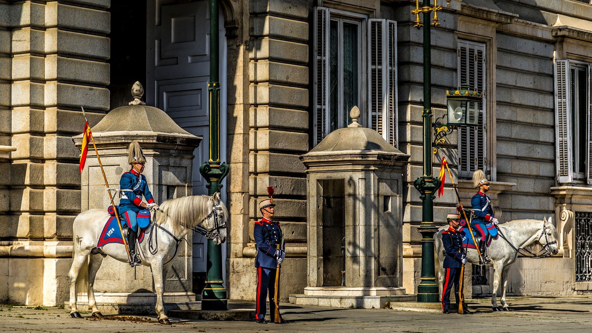 КАВАЛЕРИСТЫ НА ЛОШАДЯХ ВЪЕЗД В ДВОРЕЦ в Мадриде