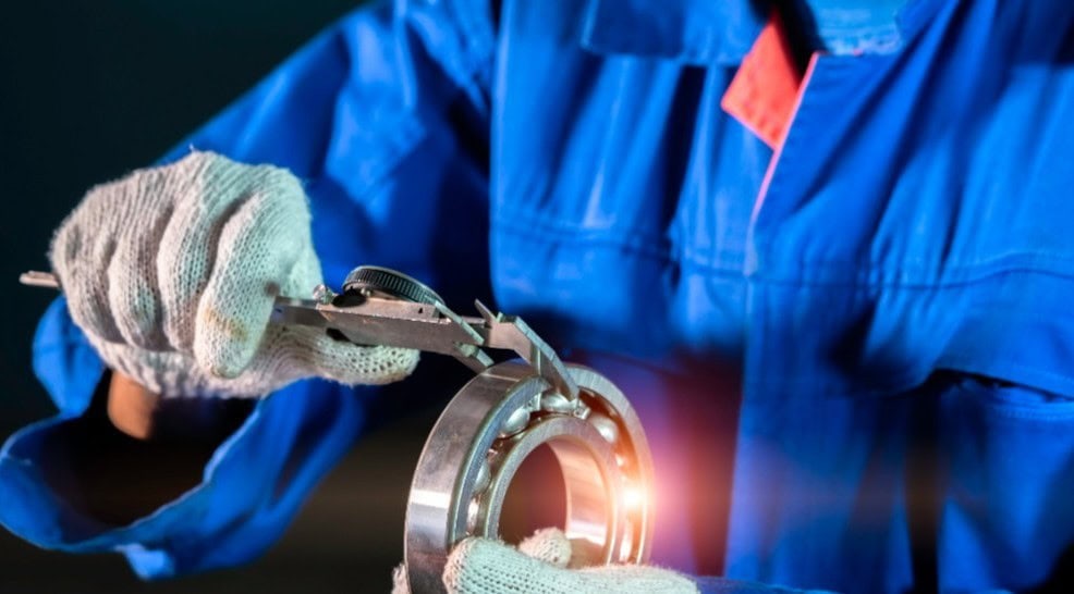 Kugellager in der Hand