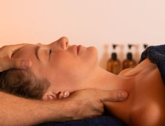 Massage nuque et trapèzes thérapeutique