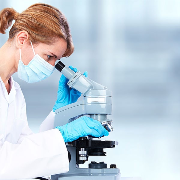 mujer en laboratorio