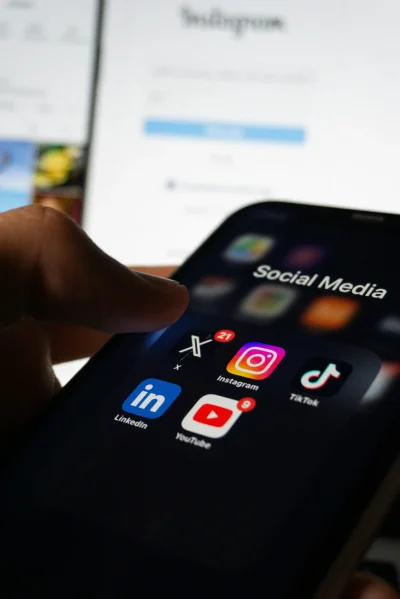 Celular com redes sociais que são gerenciadas pela Agência Caetano.