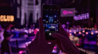 Celular gravando cena para a captação de conteúdo.